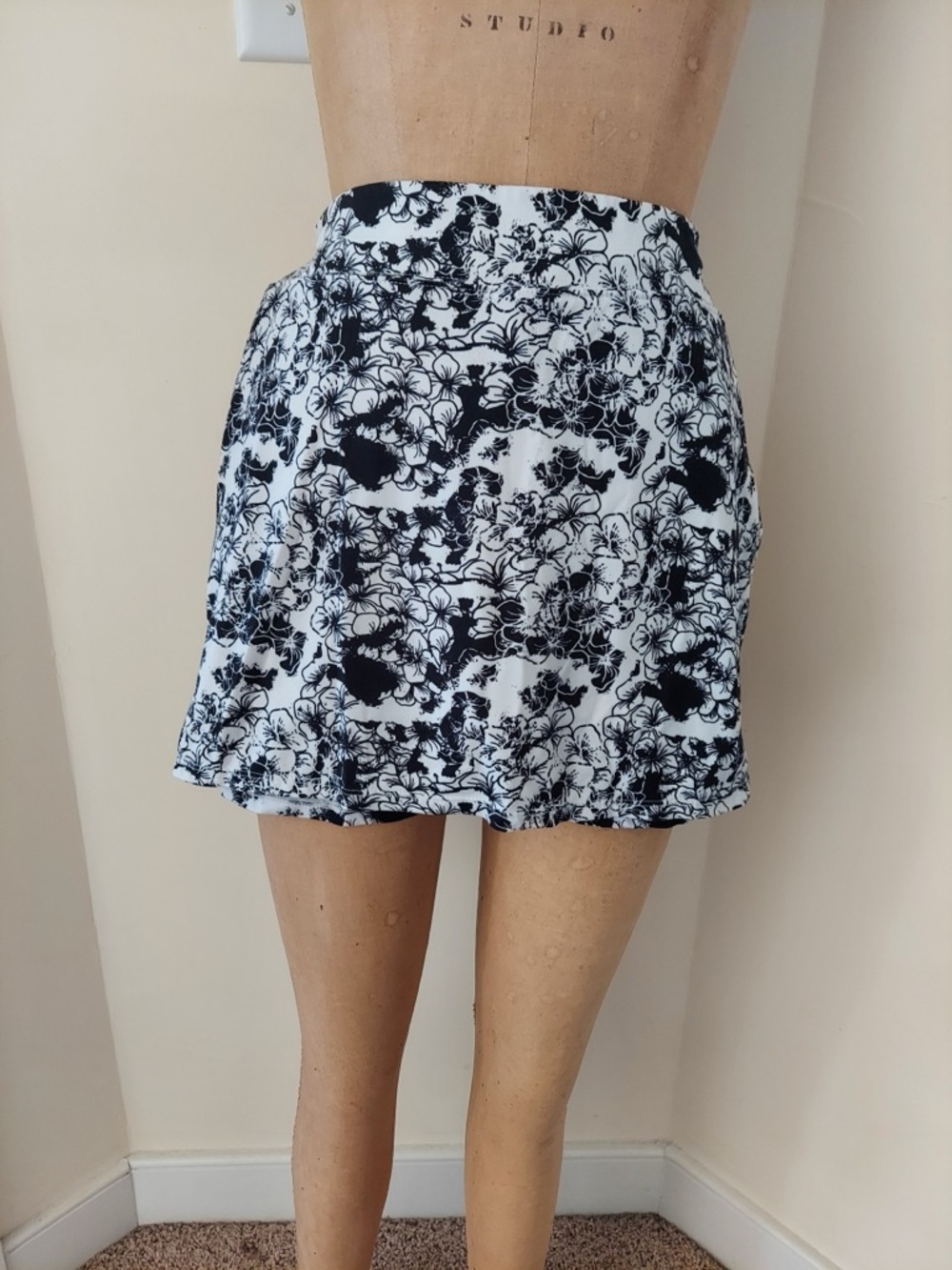 Tranquility by Colorado Clothing Black and White Floral A-Line Skort